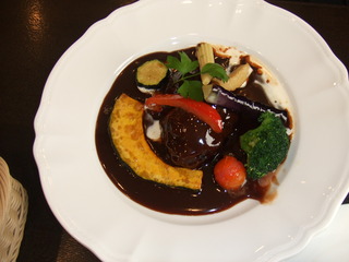 やわらかな仔牛ホホの赤ワイン煮