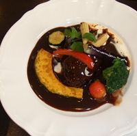 やわらかな仔牛ホホの赤ワイン煮