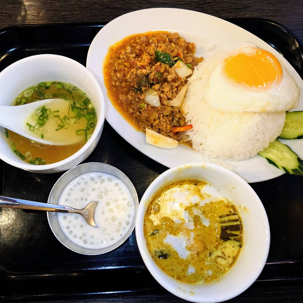 グリーンカレーとガパオライスセット