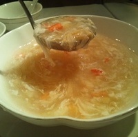 蟹肉とフカヒレの卵白スープ