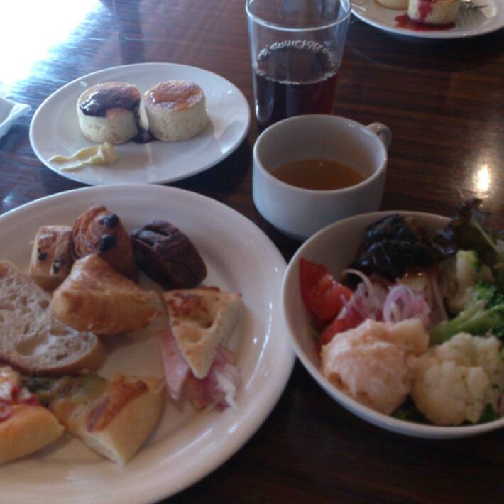 ＷａＺａのランチはブレッド＆野菜サラダが食べ放題。コーヒー・紅茶も飲み放題。