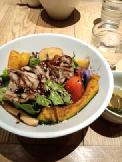 彩り野菜と群馬県産せせらぎ豚のグリル丼