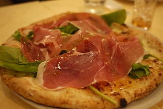 生ハムとルッコラのピザ