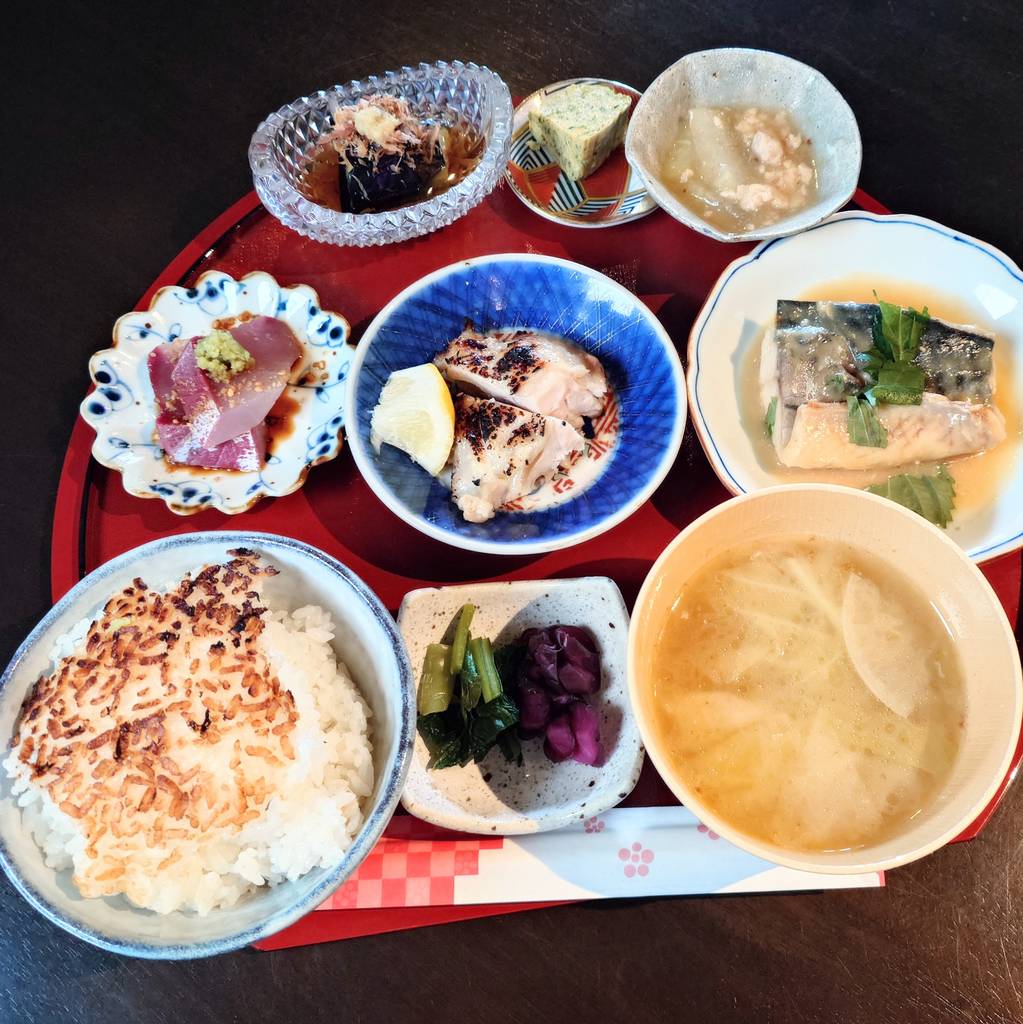 鶏もも肉炭火焼小鉢御膳