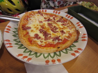 サラミとパンチェッタのピザ
