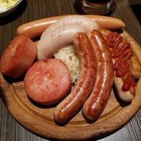 ビールデュンケル、ソーセージ盛り合わせ