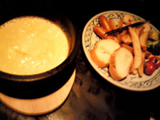 グリーンカレーの石鍋チーズフォンデュ　