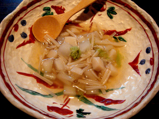 蕎麦豆腐には帆立とキノコのあんかけ