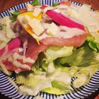 生ハムとチーズのバジルサラダ