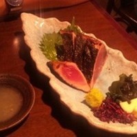 藁で炙ったカツオ塩タタキ