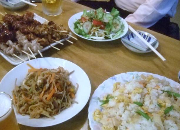 宴会料理:マグロ刺し、カツオ刺し、おまかせ料理:季節の野菜サラダ、野菜の天婦羅