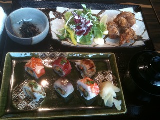 オリジナルロール寿司と竜田揚げ定食