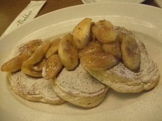 ソテーバナナとウォールナッツのパンケーキ