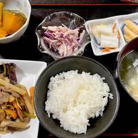 青椒肉絲　かぼちゃの煮物　玉ねぎのサラダ…