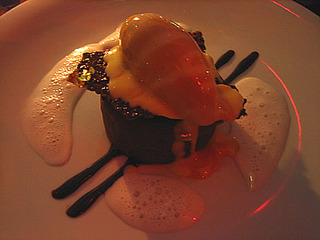 温かいチョコレートケーキと塩キャラメルアイスクリーム