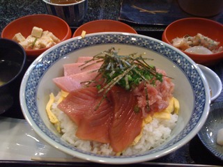 ランチのマグロ丼