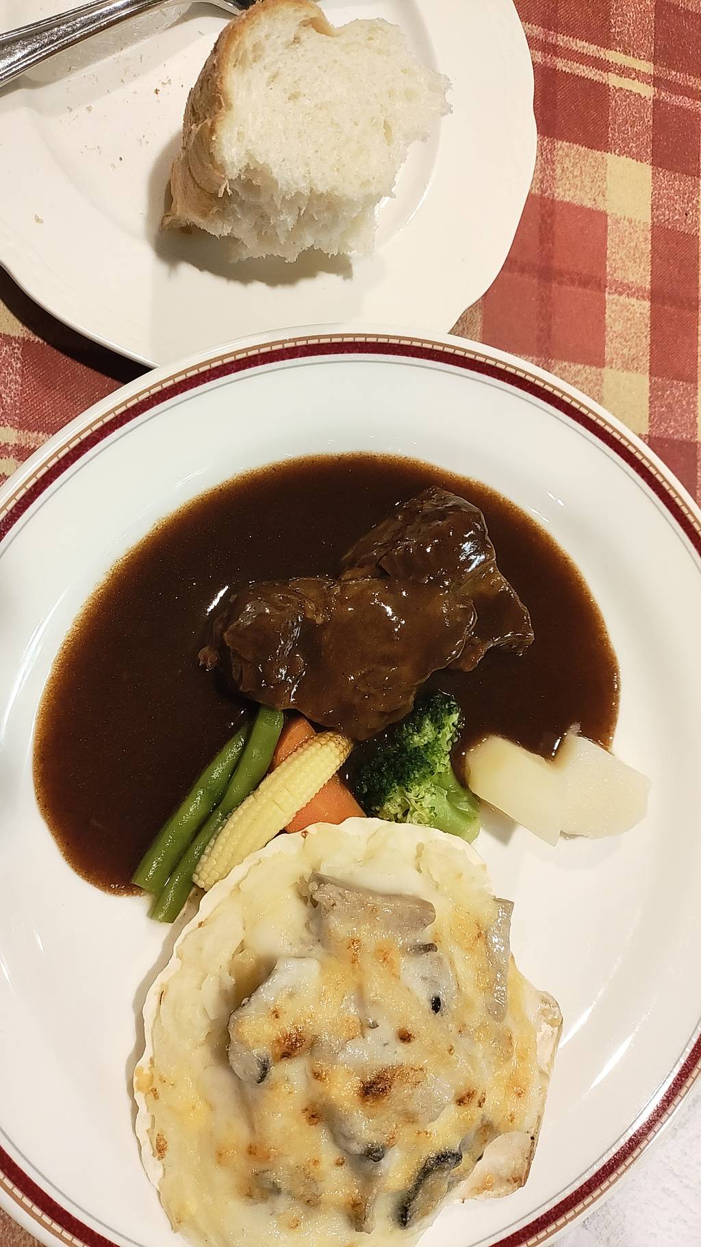 牛ほほ肉の赤ワイン煮と海老のグラタン盛り合わせ