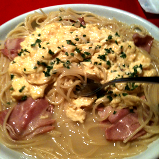 とろりたまごとフレッシュベーコンのパスタ