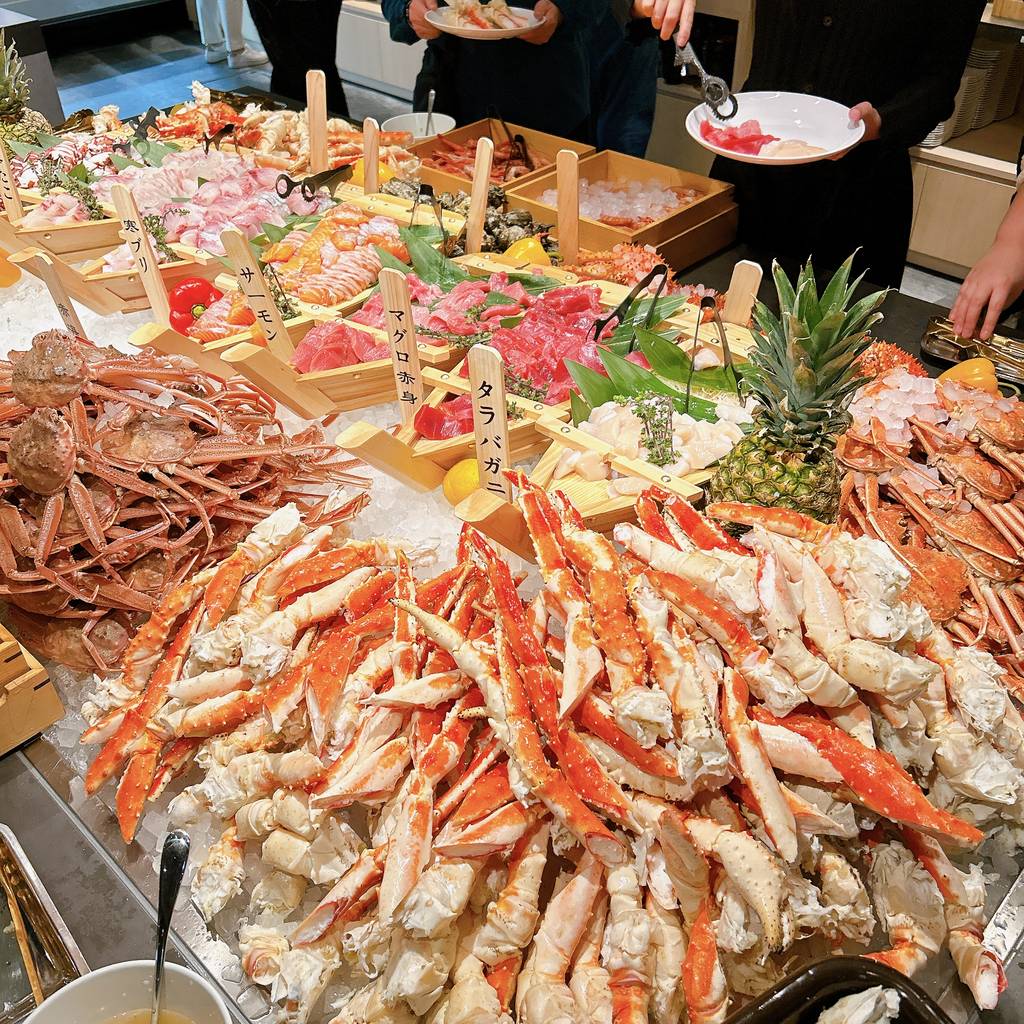 タラバ蟹や刺身、寿司など豪華食べ放題ブッフェ