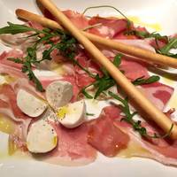 パルマ産生ハムと水牛モッツァレラチーズの…