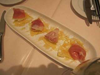 クリームチーズと生ハムのハチミツソース