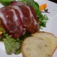 前菜～プロシュート、サラダ、ガーリックト…