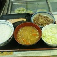 牛鮭サラダ定食