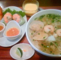 生春巻きがついてるフォー