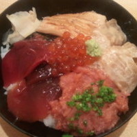限定丼　（マグロ漬け、中落ち、穴子、いく…