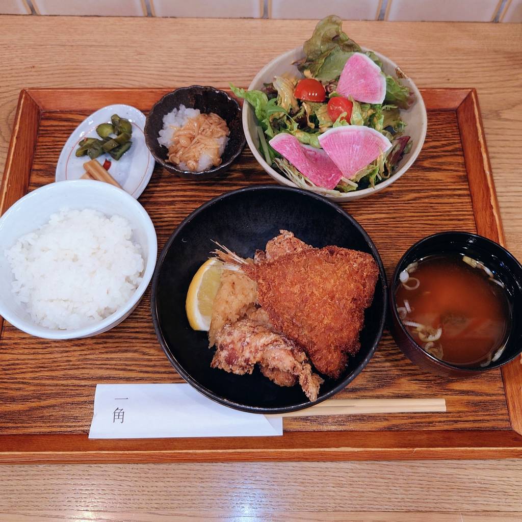 鶏の唐揚げとアジフライ定食