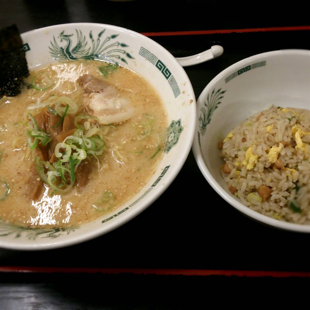 とんこつラーメン　半チャーハンセット