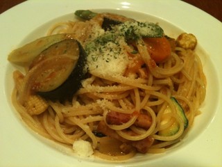 ベーコンと野菜のトマトパスタ