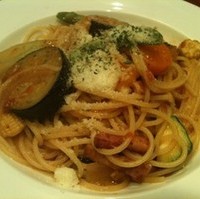 ベーコンと野菜のトマトパスタ