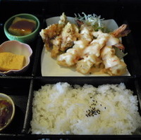 ぷりぷりエビマヨと唐揚げ御膳