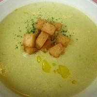 空豆と新じゃが芋　チーズのスープ