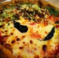 マルゲリータとジェノベーゼのピザ