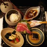 おまかせの前菜です。マグロのほほ肉の炙り…