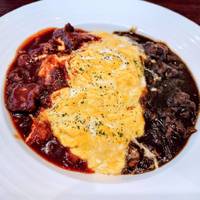 赤・黒ハーフのオムライス