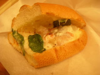 ホットミラノサンドチキンと野菜のホワイトクリーム　とろけるマリボーチーズ