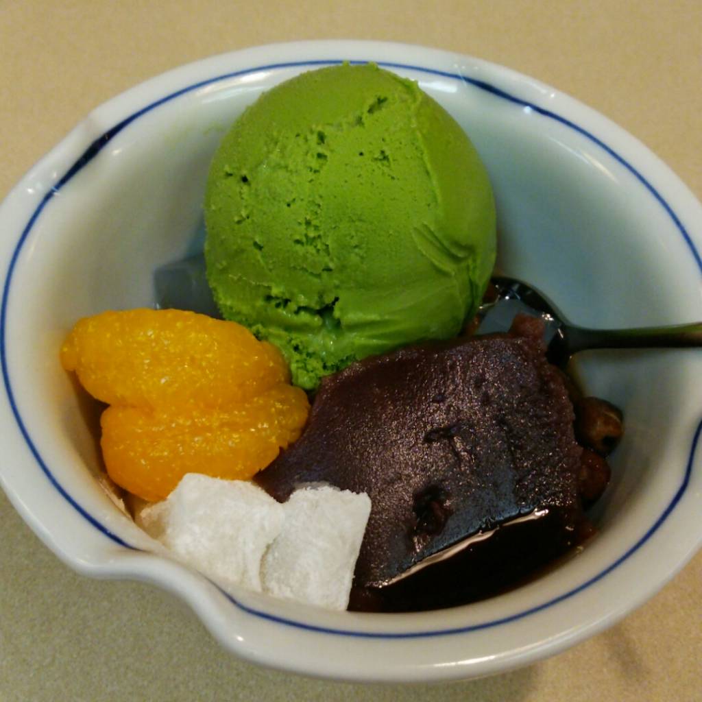 鮮やかな緑色の抹茶アイスが添えられた「みはし」の抹茶あんみつ