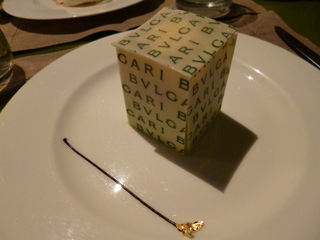 ホワイトチョコレートに包まれた抹茶とパッションフルーツのティラミス