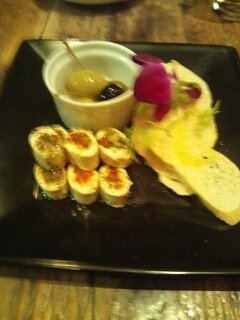 クリームチーズのハーブ仕立て　オリーブと共に