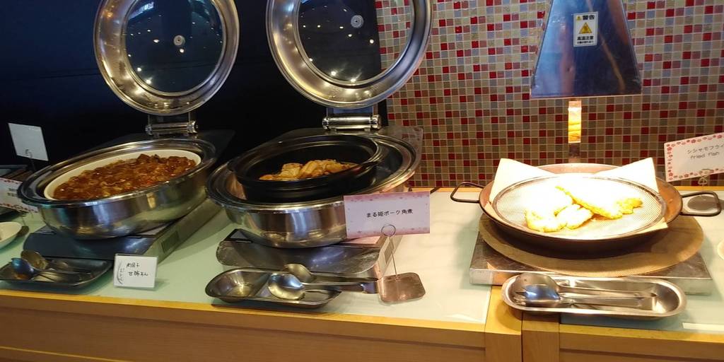 ししゃものフライ、肉団子、豚の角煮