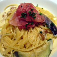 イタリア産ポルチーノと生ハムのカルボナーラ