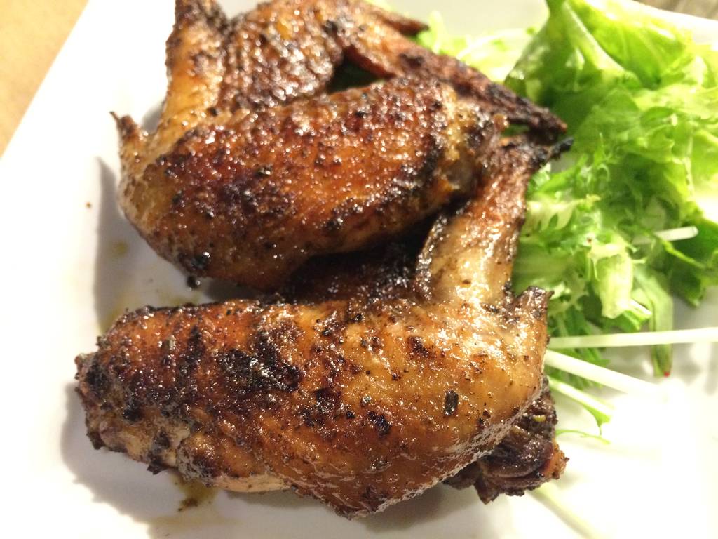 【燻焼】スパイシーチキンウィングの炭火焼き