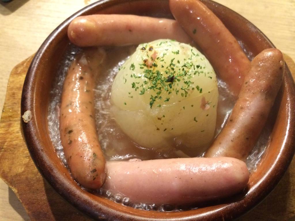 丸ごと玉ねぎとソーセージのポトフ