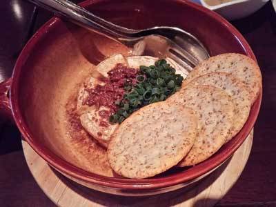 焼きカマンベールのアンチョビ　バターソース