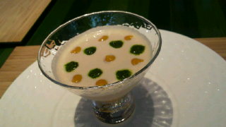 根パセリとマンゴーのスープ