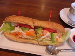 バインミー海老アボカドサンド