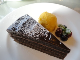 ガトーショコラ マンゴーソルベ添え